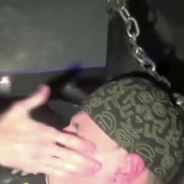 ジュリアンはジョナスに犯され、スニーカー支配