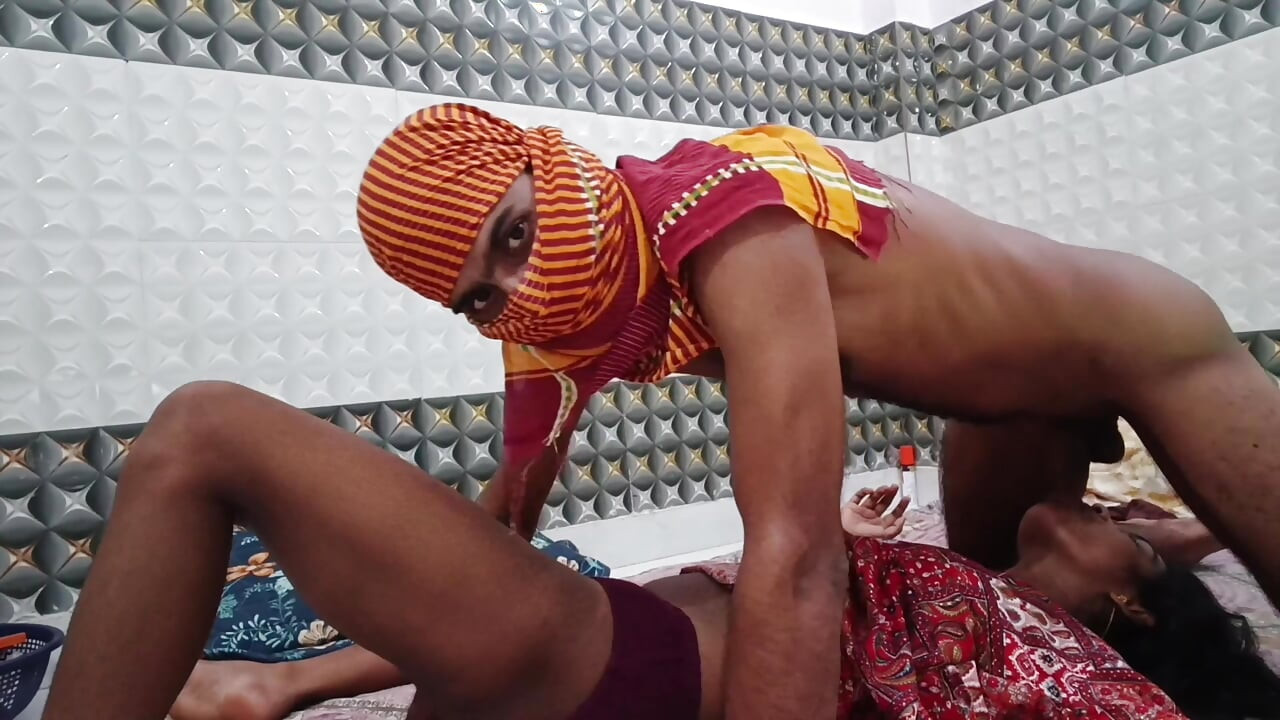 Sexe indien maison sur le sol de la chambre - amazone profonde et levrette