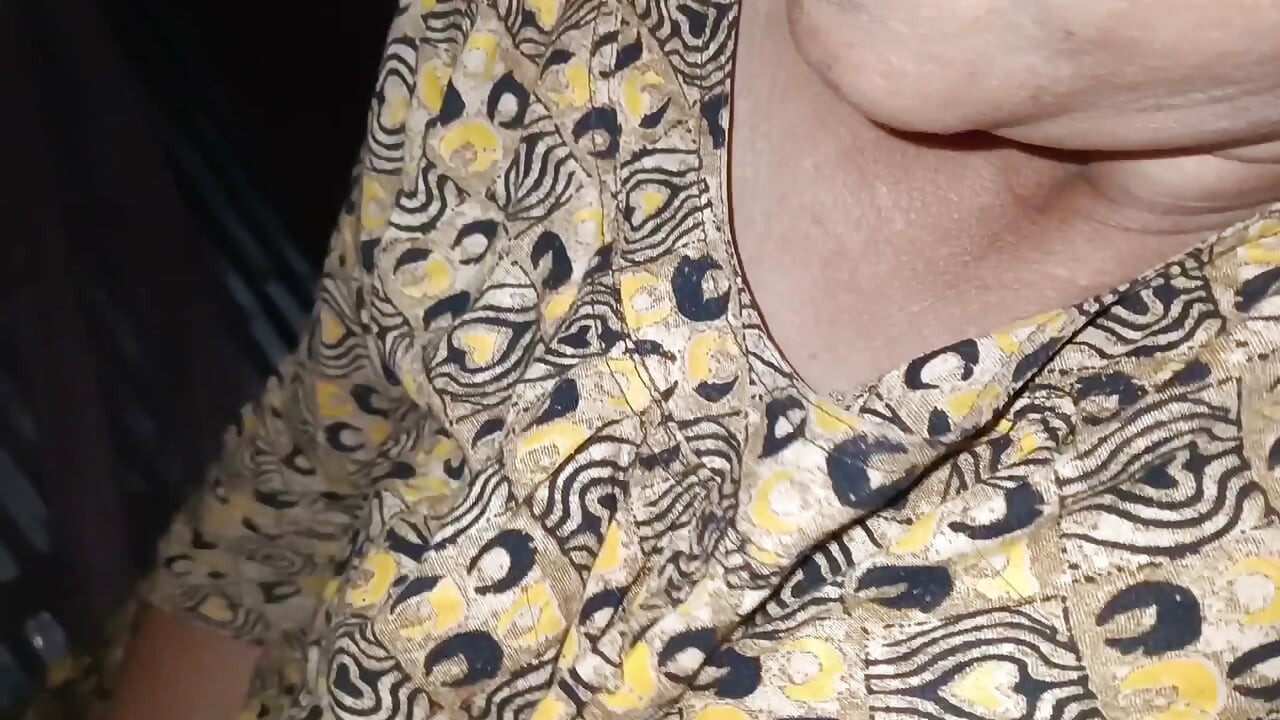 Esposa de la aldea de Bangladesh Mi esposo no estaba en casa, tengo una mamada de mi hermanastro para follarme (voz de Bangladesh)