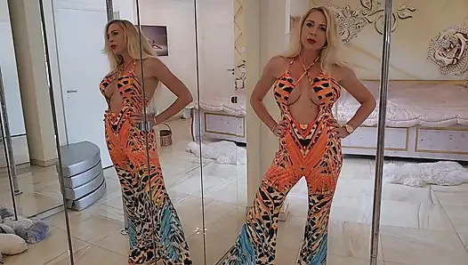Kate Monroe probiert sexy Kleider an
