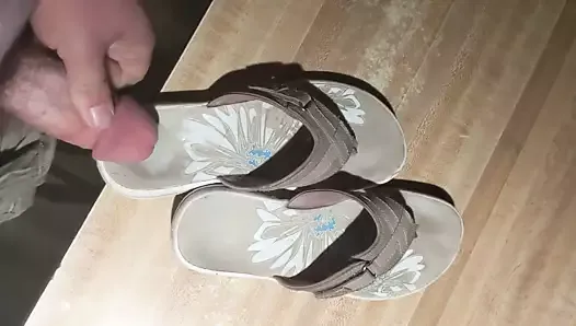 Quick cumshot over flip flops
