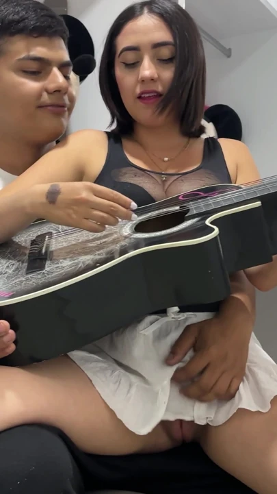 我18岁的继妹让我教她如何弹吉他，我们最终被狠操了。 | 短片 1