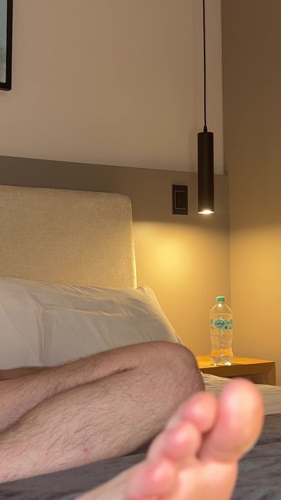 Femeie latino sexy cu un cur uriaș este futută în pijamas de colegul ei de cameră pervers pulă masivă