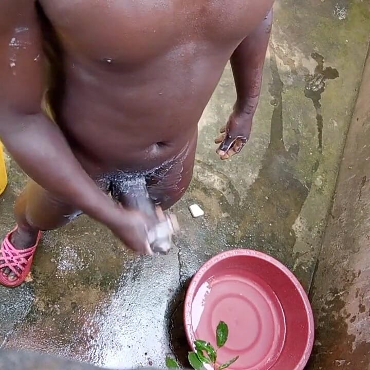 Un băiat african nudist cu negru foarte uriaș are parte de un masaj perfect în aer liber