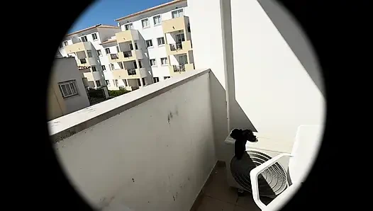 Bayan olgun ayaklar balkonunda güneşleniyor 401