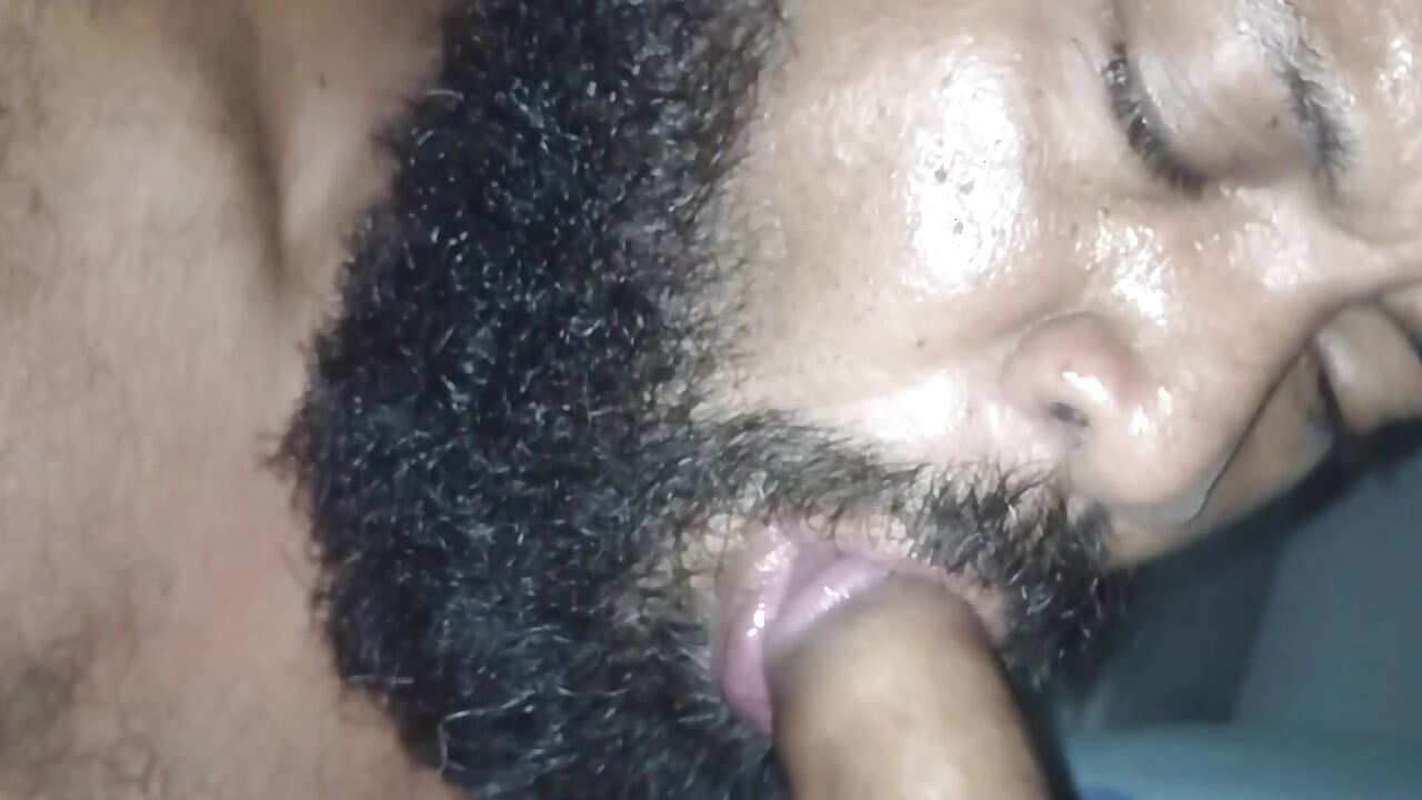 I sucked my straight friend's big cock in secrecy.