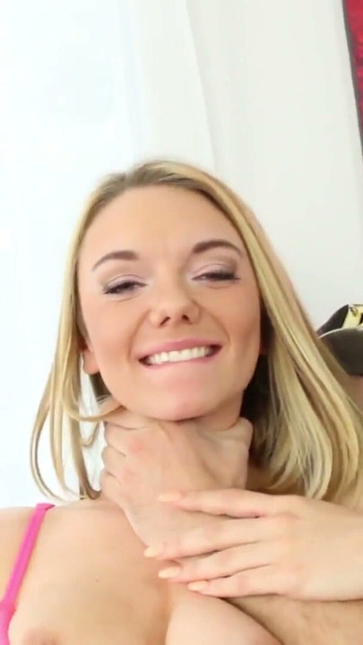 La chatte mouillée de Molly Mae jaillit pendant que Brian la baise ! | Clip 1