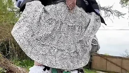 Pembe külotlu hızlı bir kıyafetle akşam için bir leke