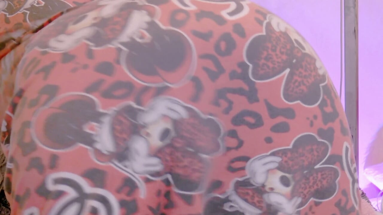 MILF Își Arată Găurile Și Se Masturbează În Stil Doggy Style