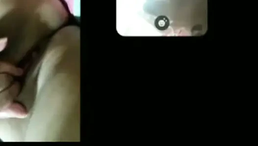 Я удовлетворена, что мы оба делаем одно и то же, я кончаю мою порцию спермы