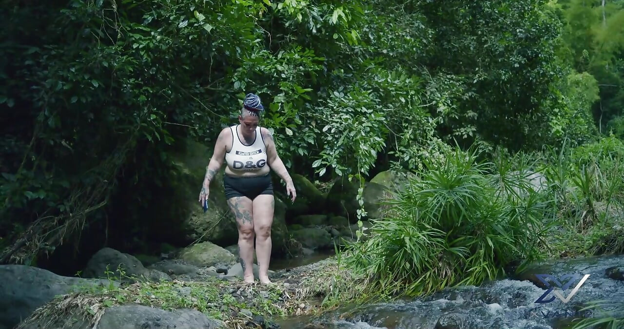 Τουρίστας παίρνει πούτσα κάτω από 2 μαύρους κόκορες