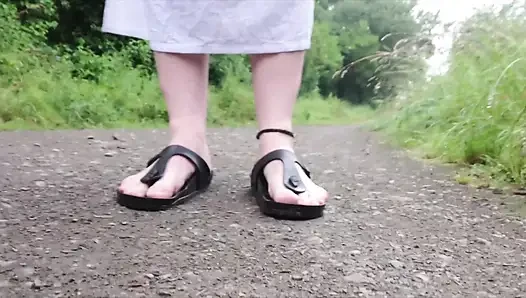 Sandal Birkenstock bersenang-senang di genangan air hujan