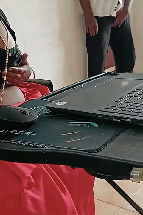 Üvey erkek kardeşim çevrimiçi röportaj sırasında göğüslerimi emdi
