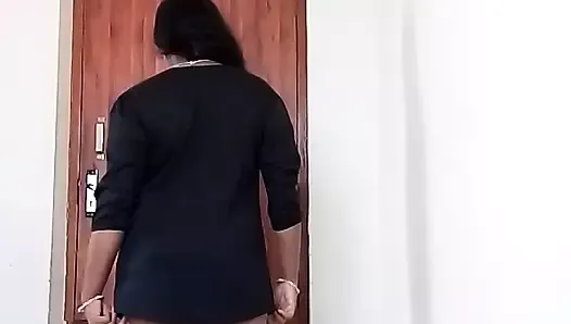 Une femme tamoule à gros nichons aime se doigter