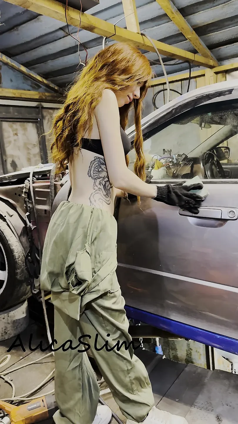 Alice Slim na garagem