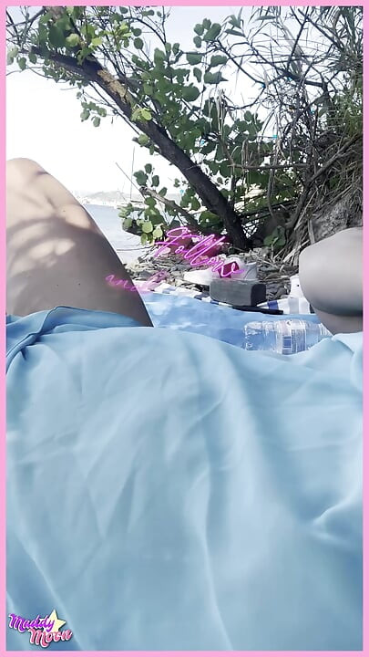 Maddy Cums På Stranden