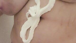 Seksowna laska z dużymi piersiami pod prysznicem