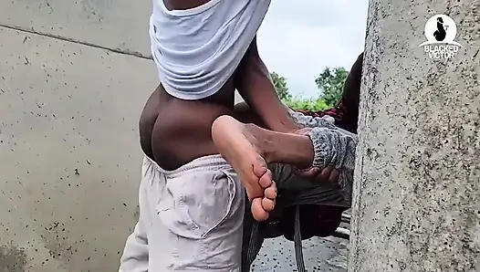 Büyük yarak dışarıda sıkı göt deliğimi sikiyor