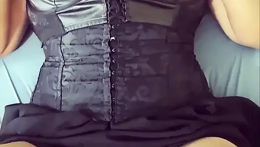 Gadis gotik ini lagi sange berat dan pengen banget mainin toket besarnya