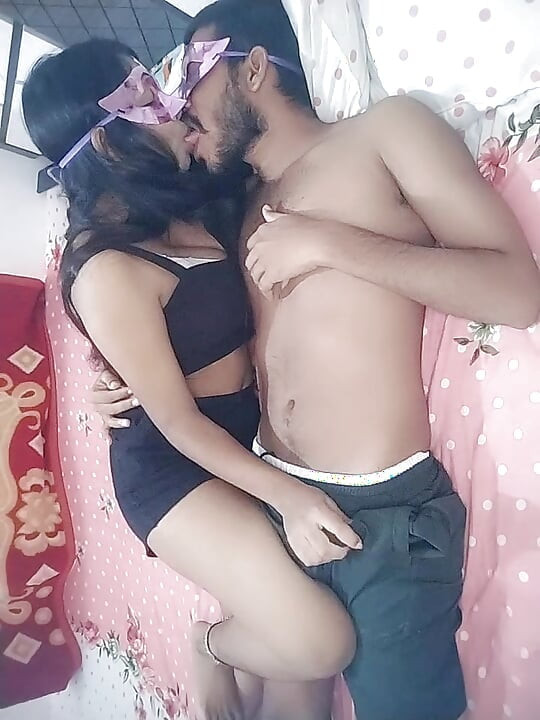 처음으로, 그녀의 의붓 형제는 그녀의 방에 침대에 그녀를 떠났다.