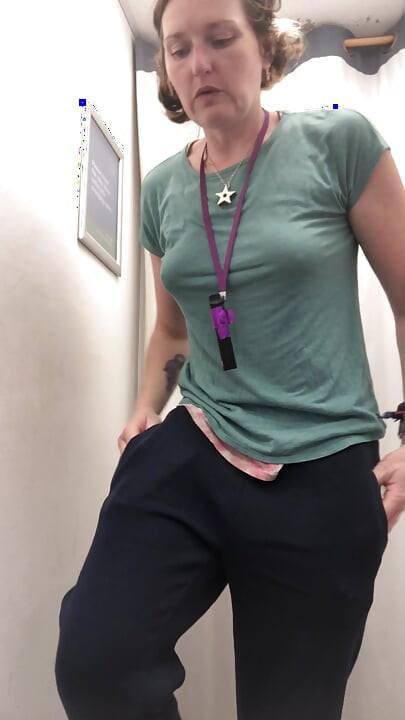 자선 가게에서 파티 드레스와 바지를 입기 위해 알몸으로 받기