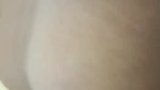 Горячая брюнетка с большой задницей трахает ее одноклассника в доме ее родителей, это произошло в Майами