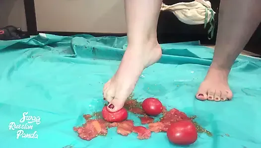 赤脚粉碎食物，用我的鞋底砸西红柿和脆皮蛋糕