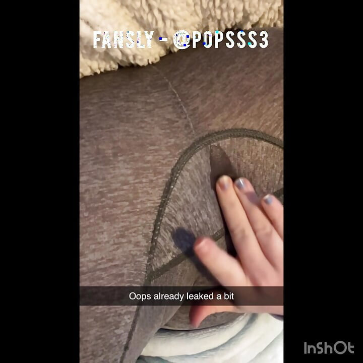 Masturbating with a full bladder and peeing my leggings