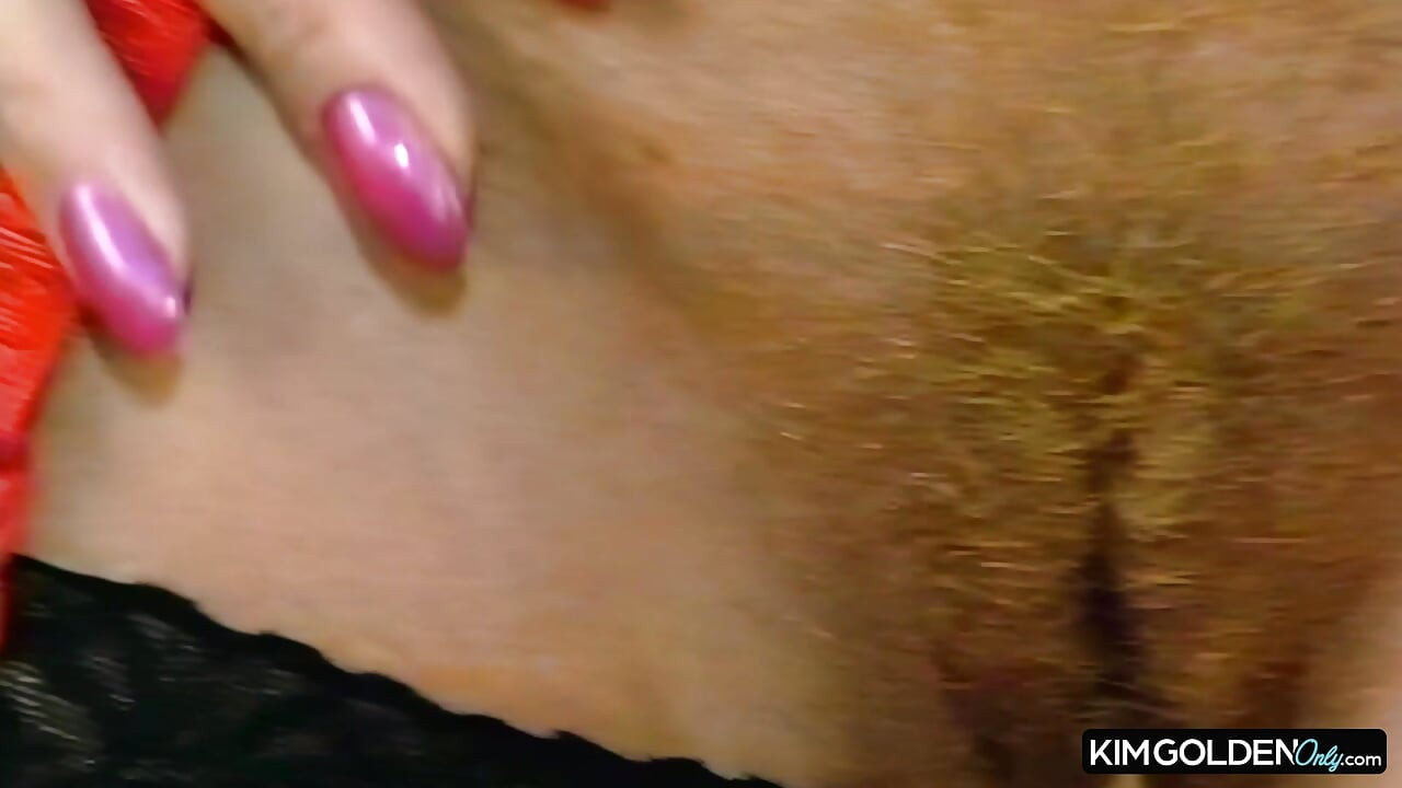 Blonde Schoenheit in Rot masturbiert leidenschaftlich