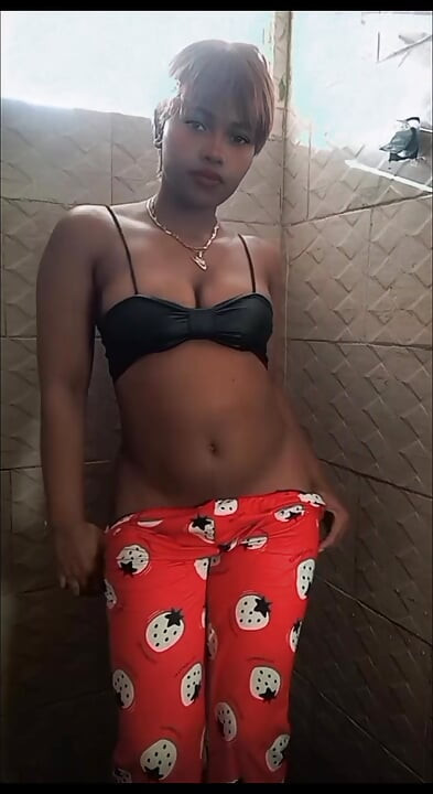 Burning looks, provoking lips and a slow desire that gets into your head without permission