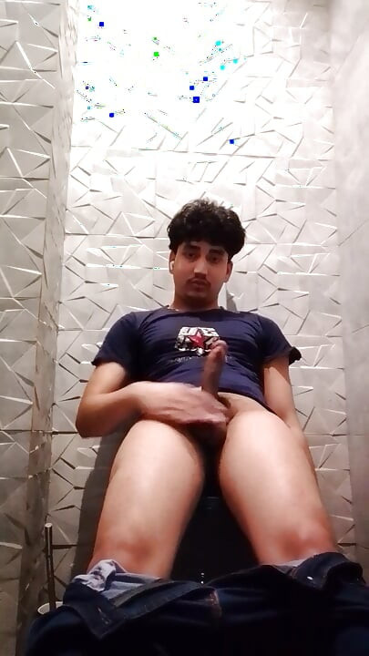 Cowok ini lagi asik ngocok cowok ini dan lanjut ngocok kontolnya habis-habisan di toilet