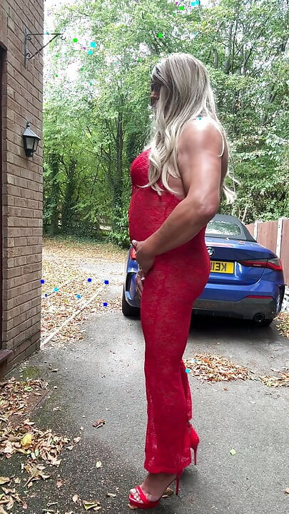 Seksi transvestit kellycd2022 u seksi crvenom kombinezonu i štiklama