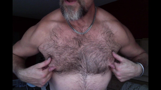 Schwule muskelanbetung nippelspiele Pig Papi bearbeitet seine nippel geschmeidige nippel-fantasie über dich