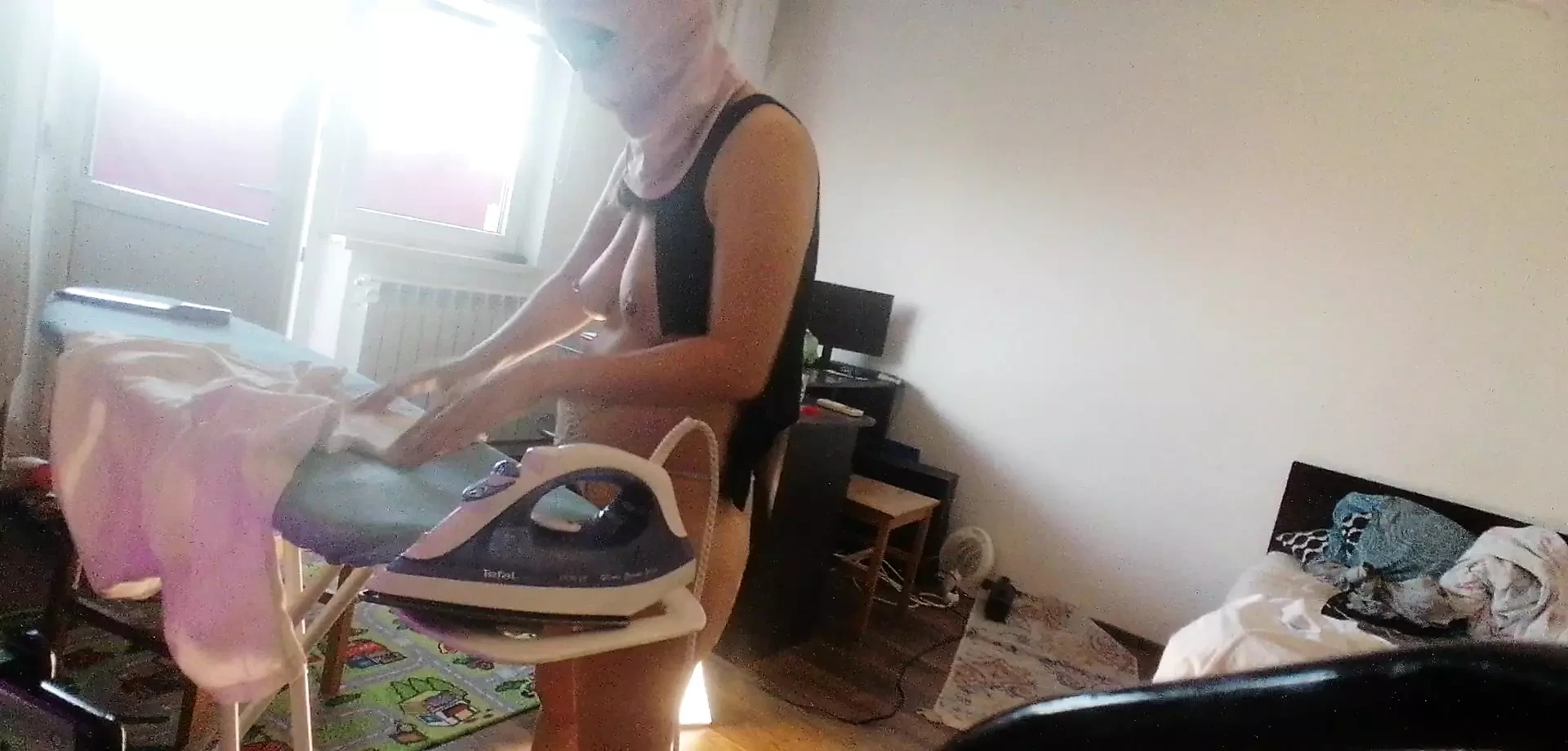 Moglie sexy che fa le faccende domestiche nuda. Sborra sul grosso culo della moglie. Preliminari caldi con una coppia, massaggio con olio sul corpo.