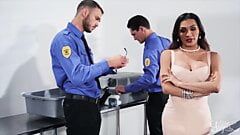 Die brünette Jessy Dubai bekommt ihren Arsch von der Sicherheitsklippe geritten