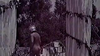 Menina sexy nadando e se divertindo (vintage dos anos 60)