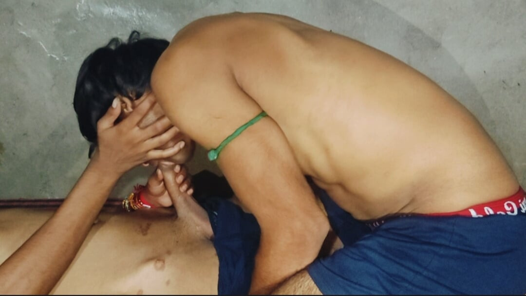 Desi gaye und Top Bada Vishal spielen mit dem Schwanz und Monu saugt beide Freunde ab
