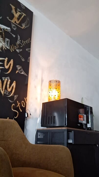 Chico se masturba y se corre con su juguete nuevo