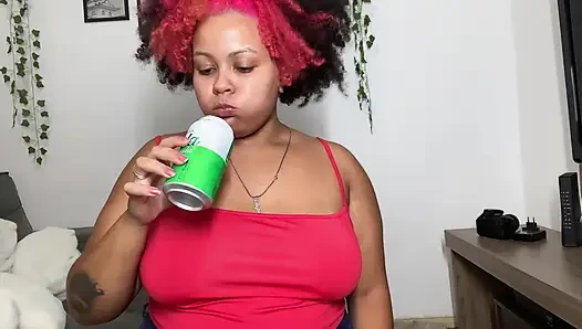 Cewek semok soda lagi asik dan kentut di balik celana jins ketatnya