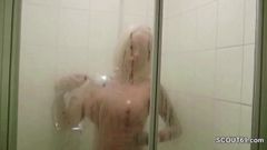 Une maman allemande à gros nichons surprend l'ami de son beau-fils et baise sous la douche