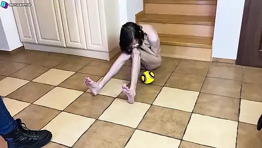 Tendangan gila di testisnya! Mari kita buatkan bubur semolina di selangkangan! - Dave Moon - Jennifer - Bbusting (ballbusting)