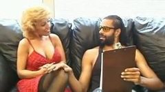 Sexy rijpe vrouw in kousen neukt zwarte man