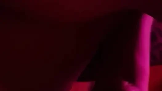 O seksi ayak parmaklarımı yalarken sikini emiyor