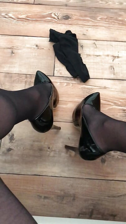 ถึงจุดสุดยอดอย่างเข้มข้นในถุงน่องของเมีย