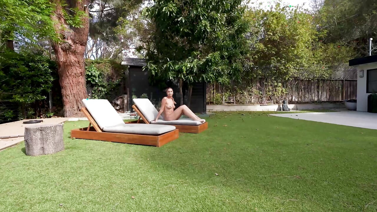 น้องสาวไม่แท้สุดร่านอาบแดดแก้ผ้า - Lily Phillips - Lev Lieben