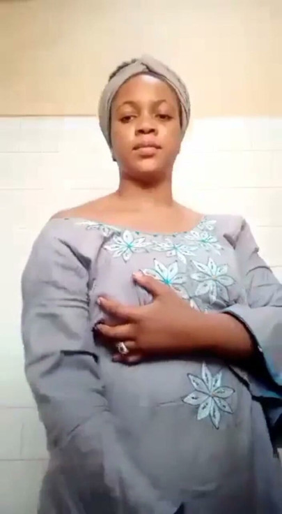 Chica bonita y limpia está cachonda y quiere follar | Clip 1