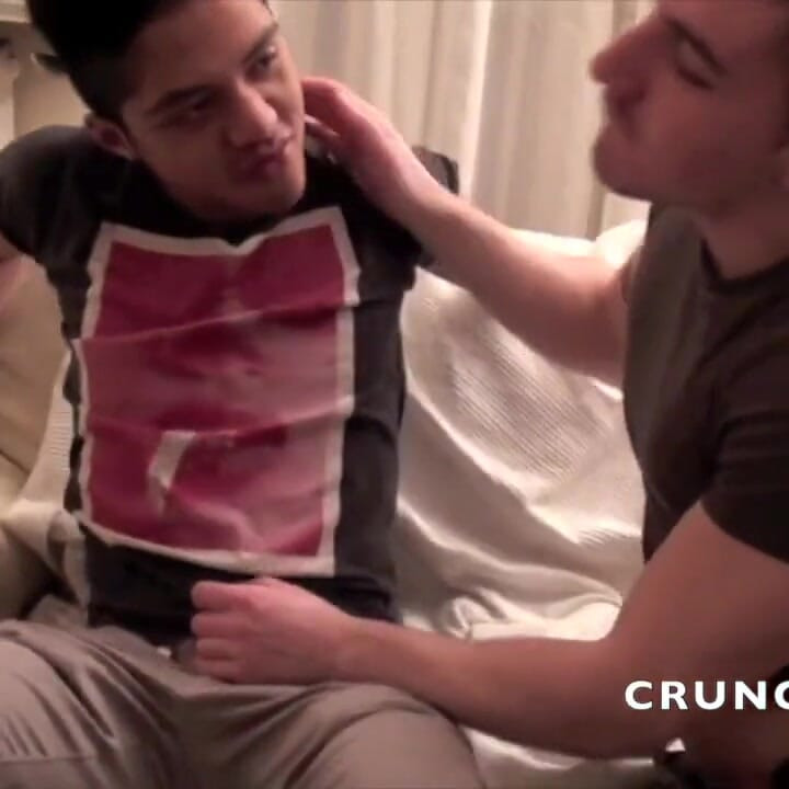 Latino twink neukt Matt Kenedy voor leuke pornocasting