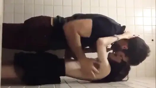 Marina fraga dientot habis-habisan di kamar mandi sama pacarnya