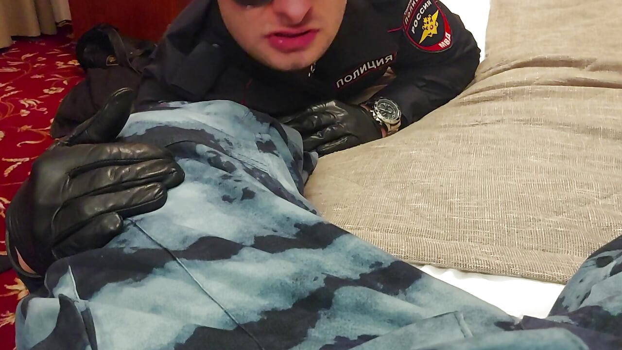 Dva policajca igraju fetiš igre uloga