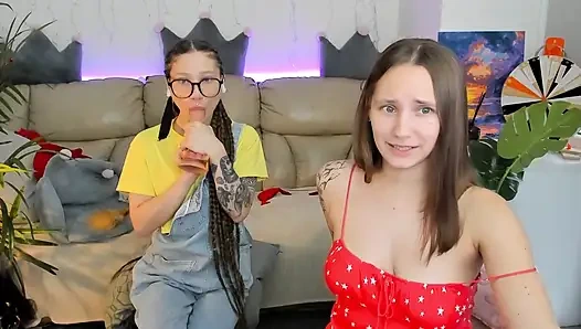 2 huren hatten ein vorstellungsgespräch über einen videoanruf und begannen sich auszuziehen, um es zu bestehen